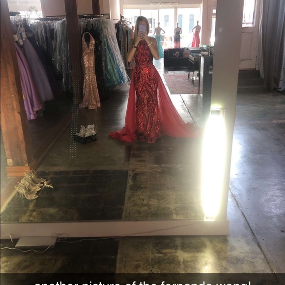 Fernando Wong Couture. measurements are 34-24-38 - Picture 2 of 2